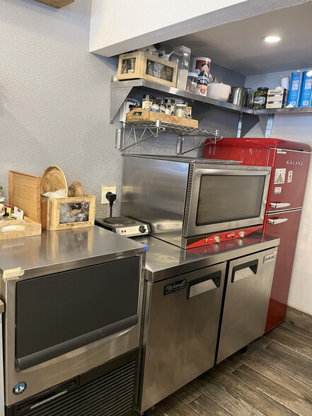 More Photos Of 86 Greenpoint Ave, Brooklyn Convenience Store For Lease