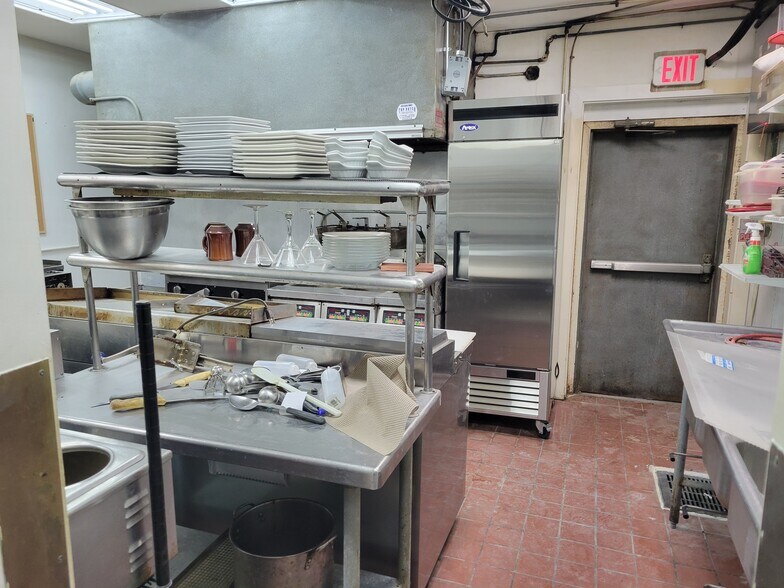 More Photos Of 90 E Jefferson St, Franklin Specialty For Lease