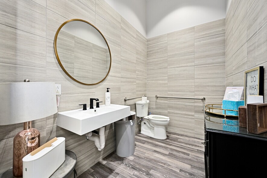 More Photos Of 901 N Vista Ridge Blvd, Cedar Park General Retail For Sale