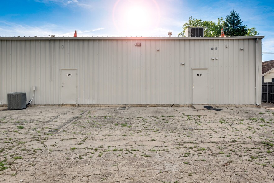 More Photos Of 1803-1813 N Elm St, Denton Restaurant For Sale