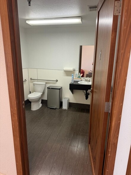 More Photos Of 21 Journey, Aliso Viejo Distribution For Lease