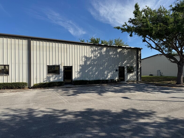 More Photos Of 110 Commercial Pl, Sebring Warehouse For Lease