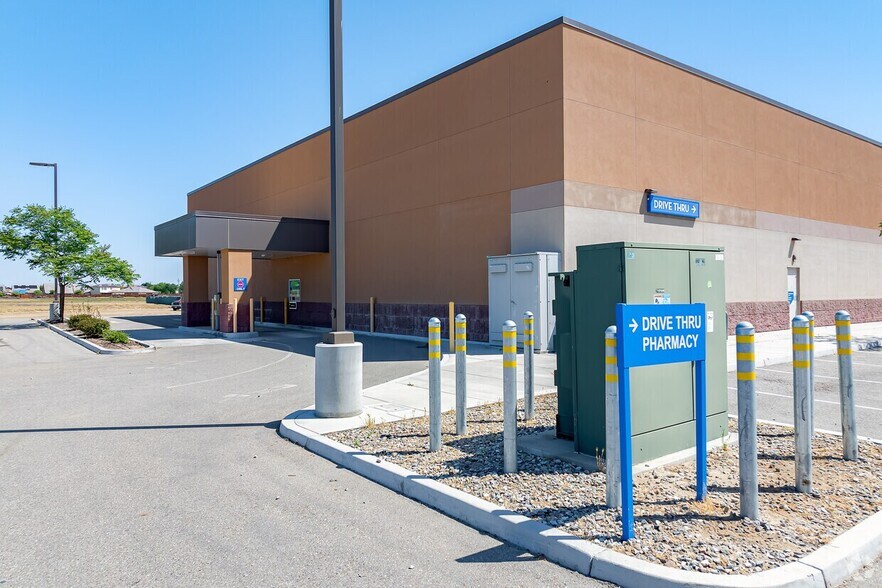 More Photos Of 9700 Panama Ln, Bakersfield Freestanding For Lease