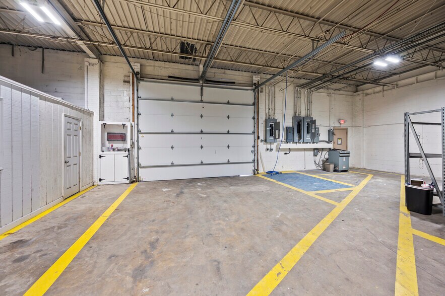 More Photos Of 6116 Old Mendenhall Rd, High Point Warehouse For Sale