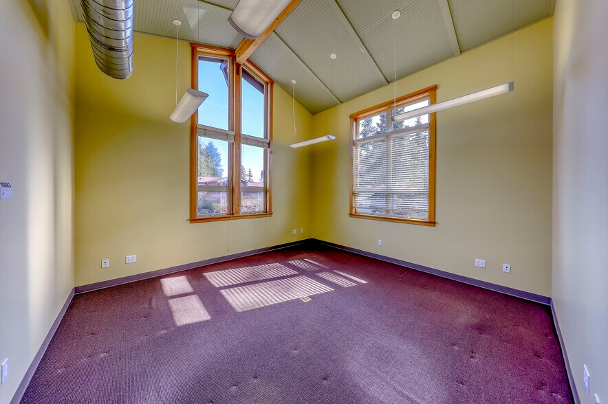 More Photos Of 818 Madison Ave N, Bainbridge Island Office For Sale
