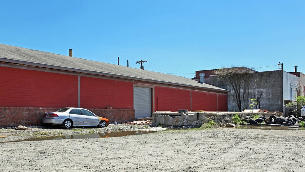 More Photos Of 827 N Raleigh St, Greensboro Warehouse For Lease