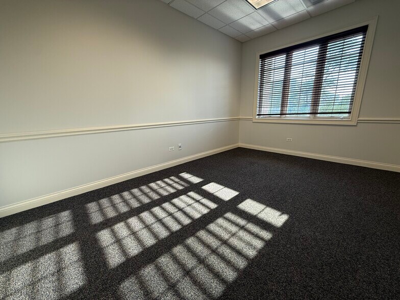 More Photos Of 1880 W Winchester Rd, Libertyville Medical For Sale