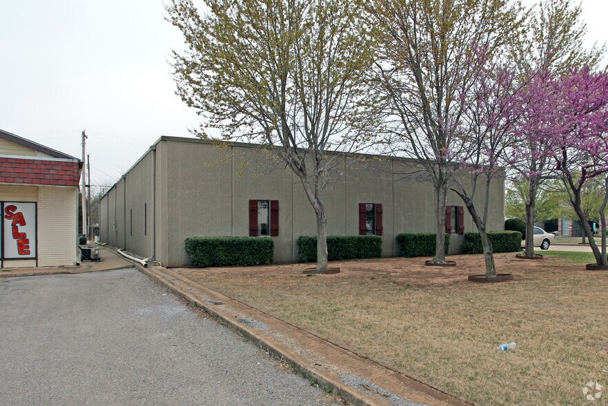 More Photos Of 2110-2120 S Broadway, Edmond Office For Lease