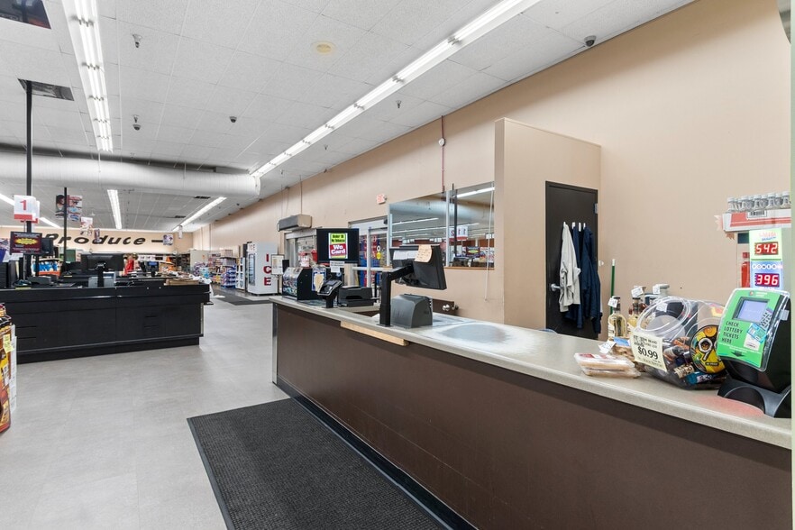 More Photos Of 2330 Menasha Ave, Manitowoc Supermarket For Sale