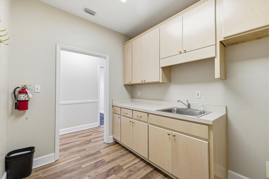 More Photos Of 1804 Miccosukee Commons Dr, Tallahassee Office For Sale