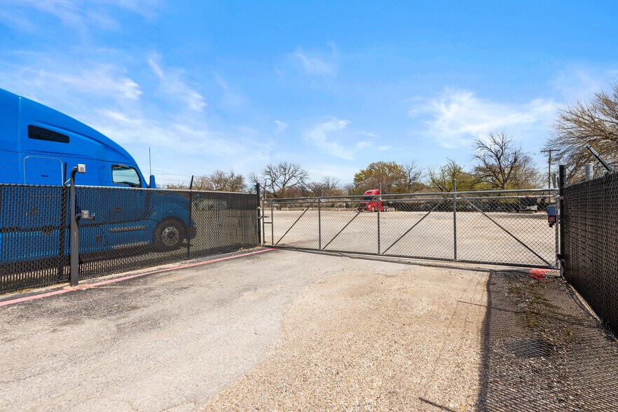 More Photos Of 3330 N Beach St, Haltom City Showroom For Sale