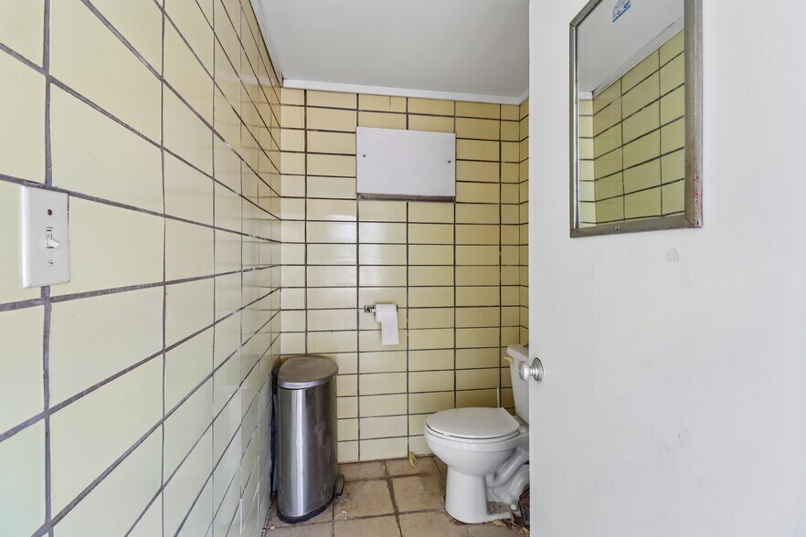 More Photos Of 801 Court Ave, Chariton Service Station For Sale