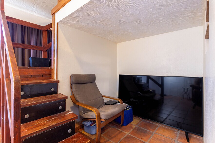 More Photos Of 9826 Columbus Ave, North Hills Multifamily For Sale