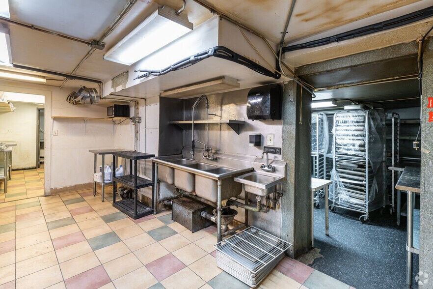 More Photos Of 1435 1st Ave, New York Apartments For Lease