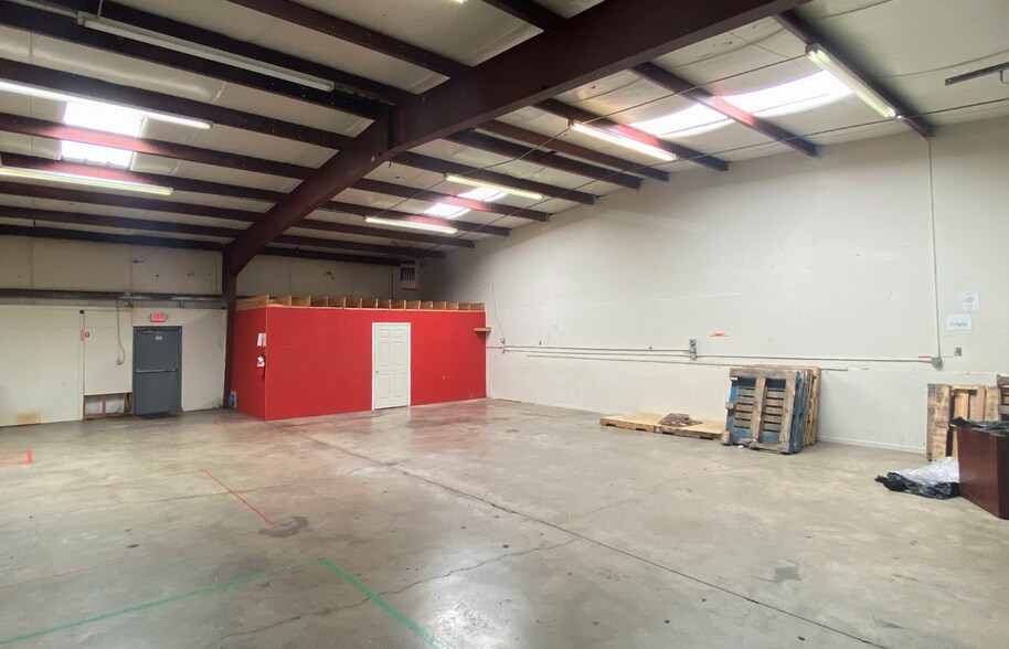 More Photos Of 3783-3785 Peters Creek Rd, Roanoke Office For Sale