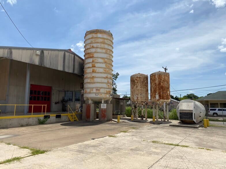 More Photos Of 1547 W Poplar St, San Antonio Warehouse For Sale