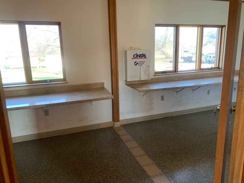 More Photos Of 1321 US Hwy 41 N, Calhoun Office For Lease