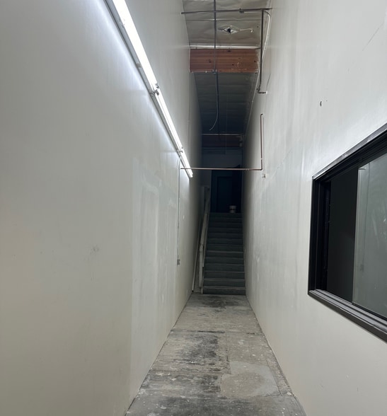 More Photos Of 21333 Deering Ct, Canoga Park Distribution For Sale