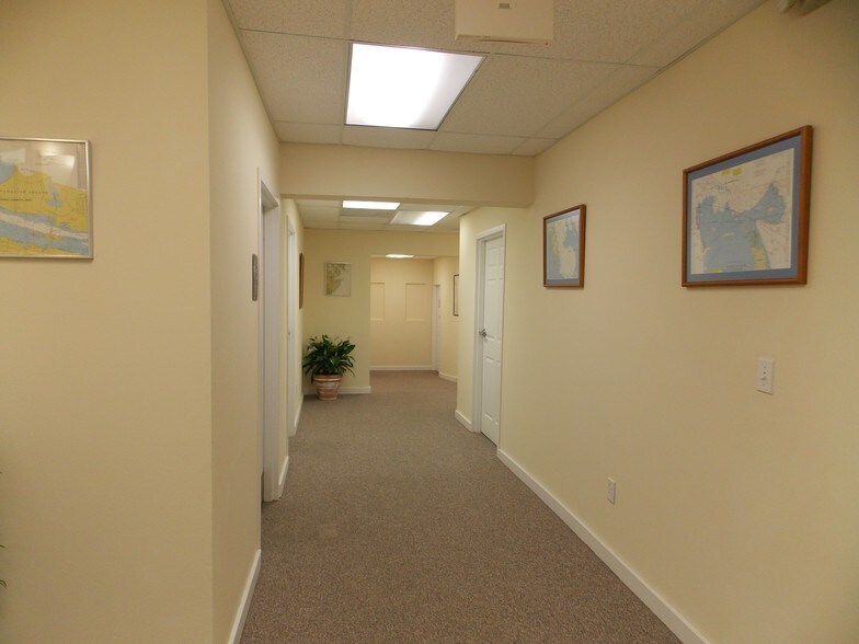 More Photos Of 2425 Pineapple Ave, Melbourne Office For Lease