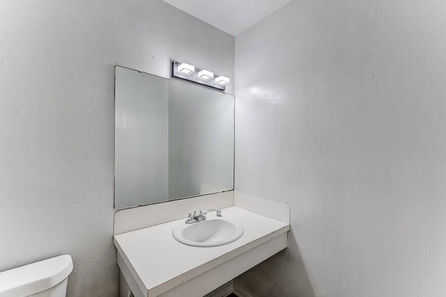 More Photos Of 14721 Pebble Bend Dr, Houston Medical For Lease