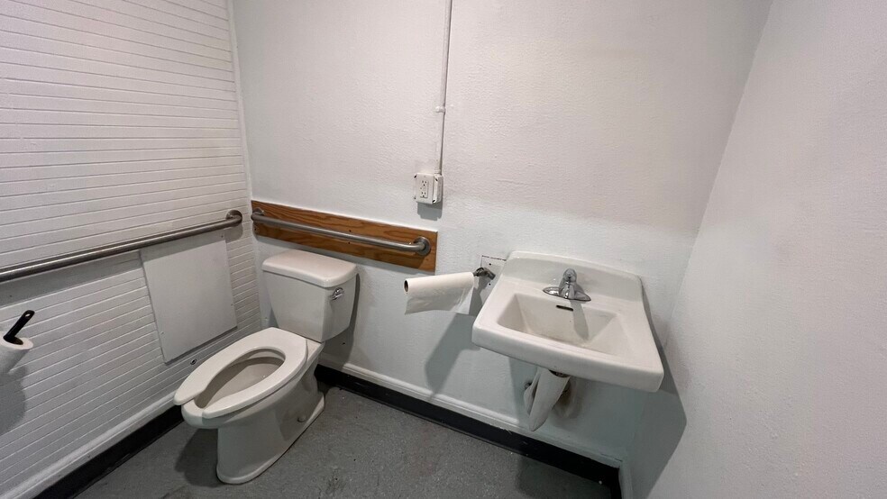 More Photos Of 155-167 Main St W, Monmouth Storefront For Lease