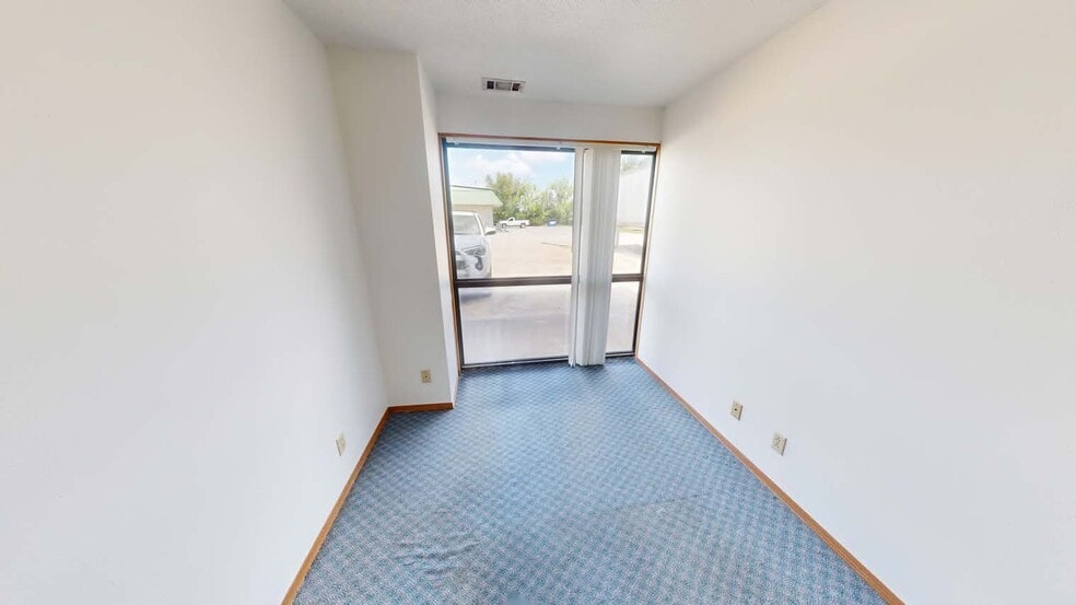 More Photos Of 1008 S Clayton St, Springdale Warehouse For Lease