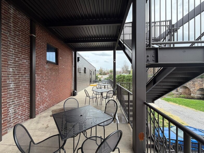 More Photos Of 201 S Court Street, Maryville General Retail For Lease