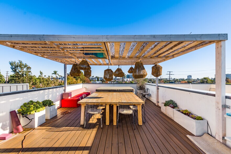 More Photos Of 2478 Penmar Ave, Venice Dormitory For Sale