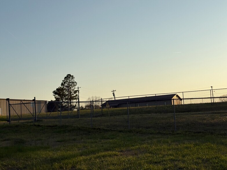 More Photos Of 342 Wilson Dr, Fallston Distribution For Sale