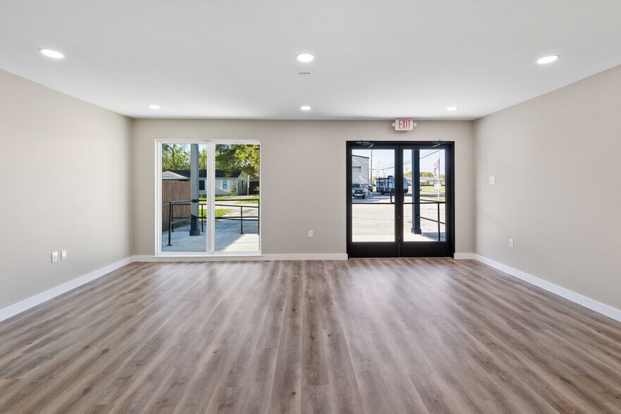 More Photos Of 4650 Center St, Deer Park Office For Lease