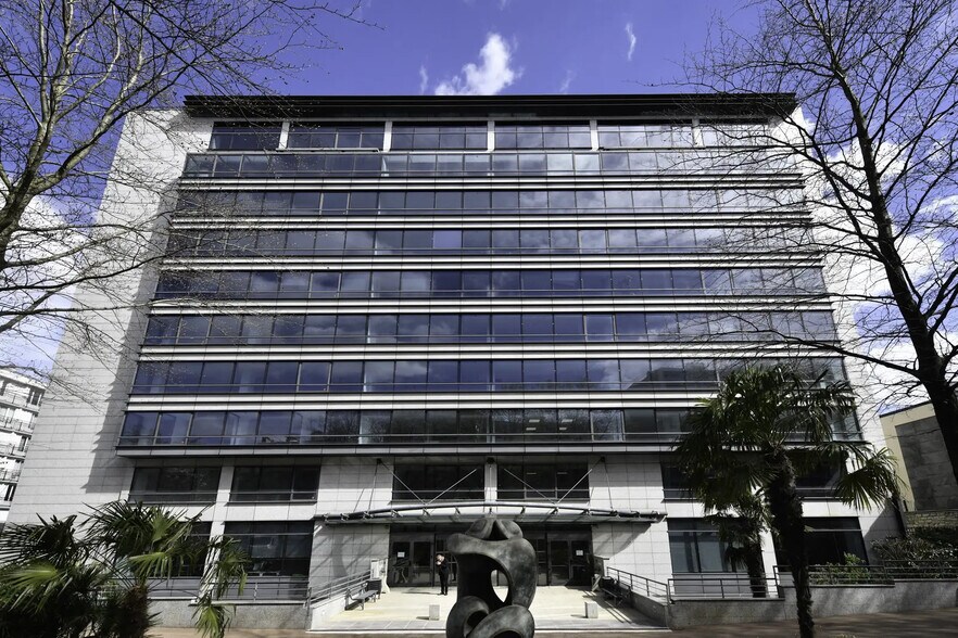 Primary Photo Of 99 Avenue Aristide Briand, Montrouge Office For Sale