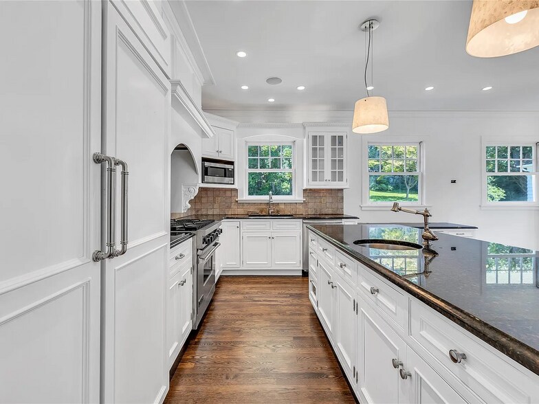 More Photos Of 158 E Shore Rd, Halesite Specialty For Sale