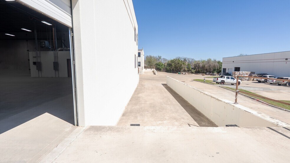 More Photos Of 9503 Brown Ln, Austin Warehouse For Lease