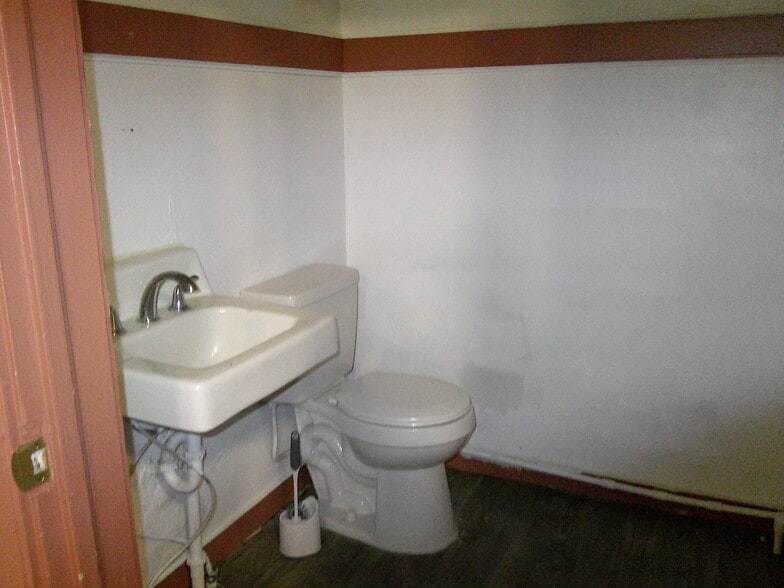 More Photos Of 970 McDonald St, Waycross Flex For Sale