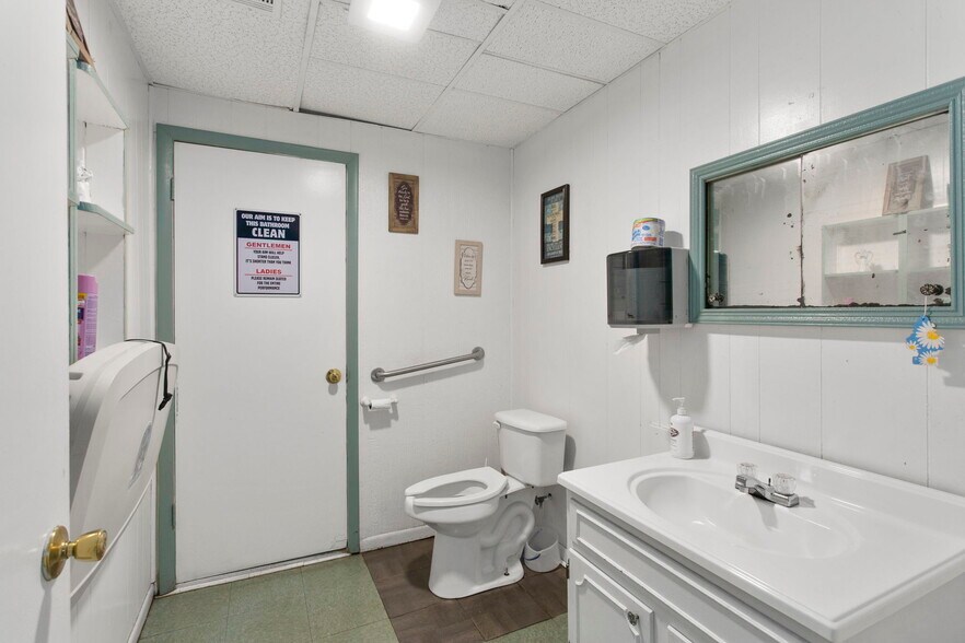 More Photos Of 6547 Potomac River Rd, Monterey Service Station For Sale