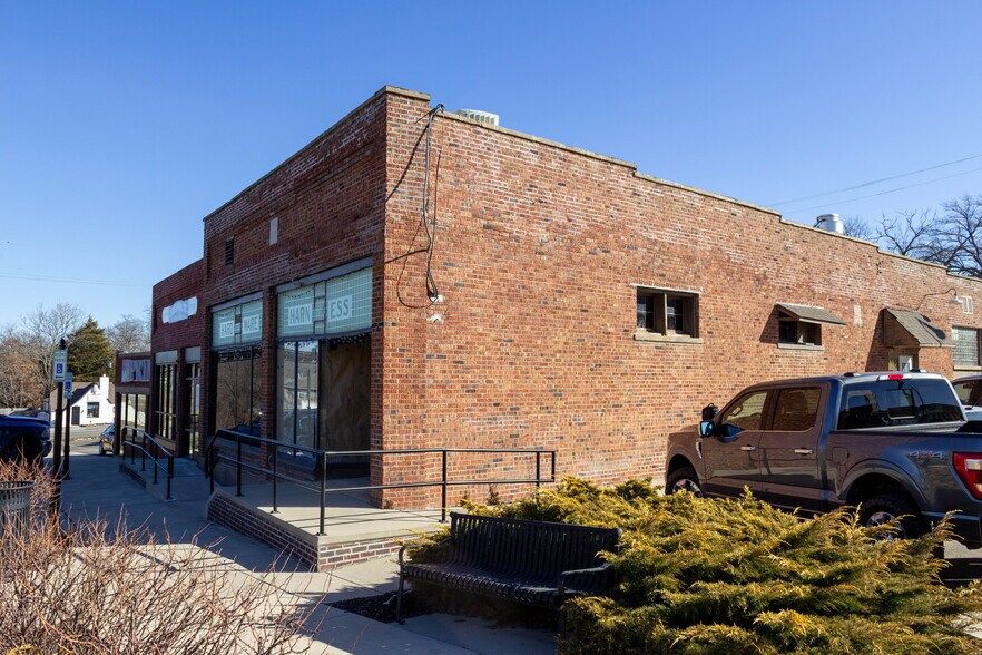 More Photos Of 19 S Broadway St, Louisburg Bar For Lease