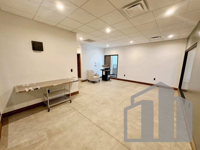 More Photos Of 10555 Grand River Ave, Brighton Specialty For Lease