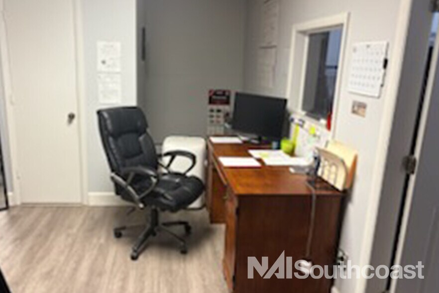 More Photos Of 3700-3758 SE Dixie Hwy, Stuart General Retail For Lease