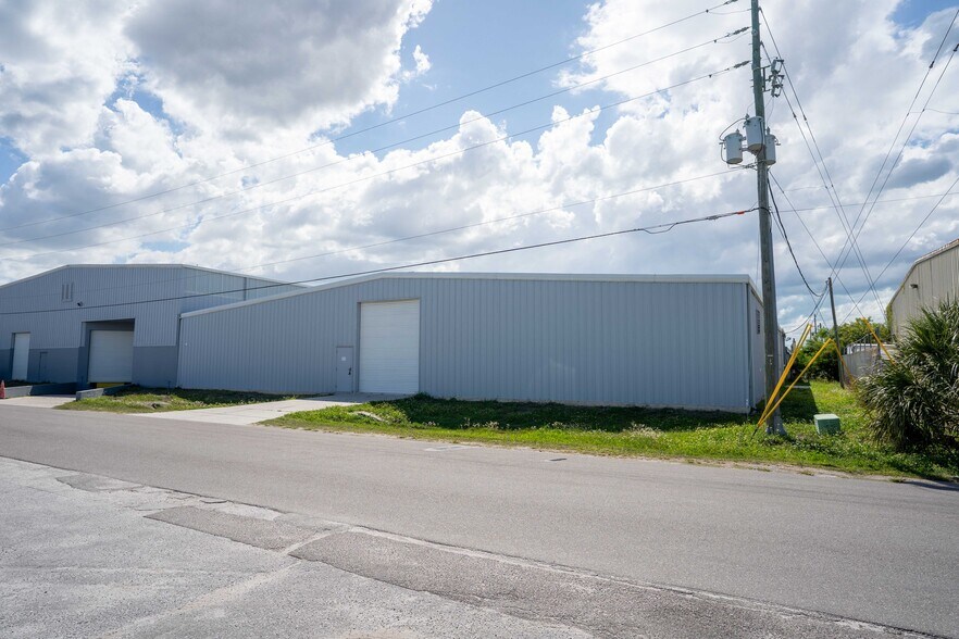 More Photos Of 12925 N 49th St, Clearwater Warehouse For Lease