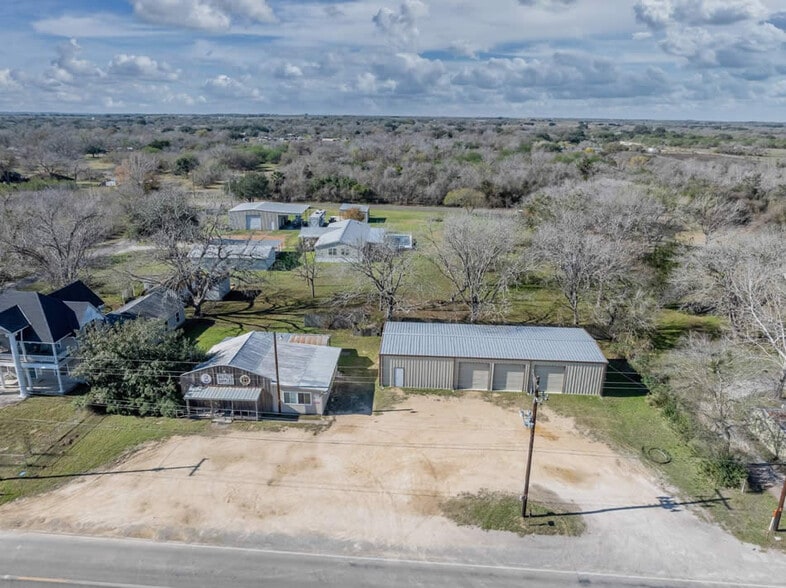 More Photos Of 713 N Riedel St, Yorktown Office For Sale