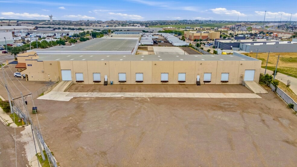 More Photos Of 809 Nafta Blvd, Laredo Warehouse For Lease