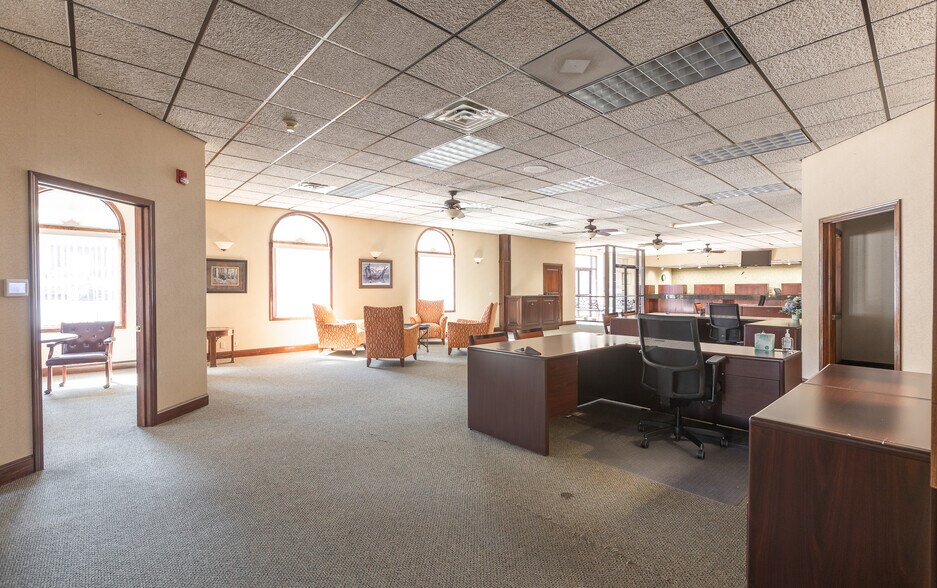 More Photos Of 216 W 2nd St, Dixon Bank For Sale