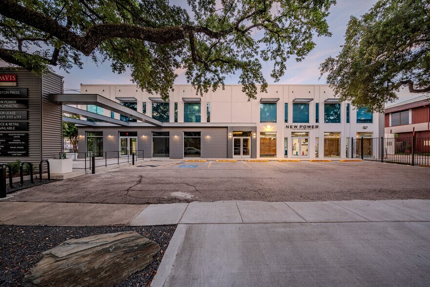 More Photos Of 1500 McGowen St, Houston Restaurant For Lease