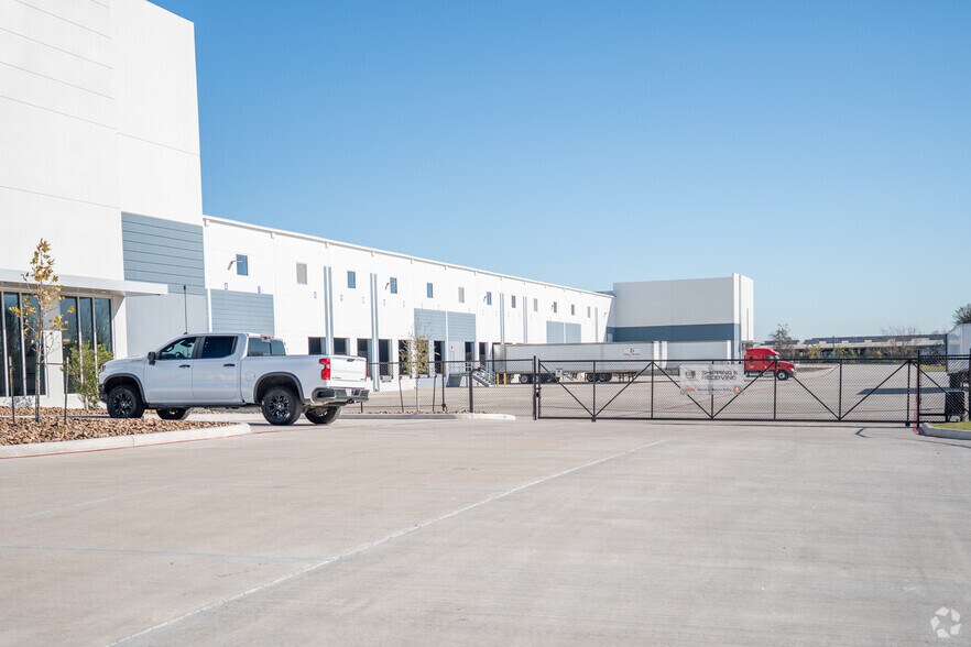 More Photos Of 5475 Allen-Genoa Rd, Houston Distribution For Lease
