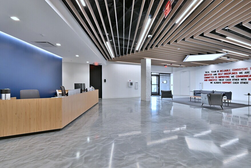 More Photos Of 2100 W 21st St, Broadview Light Manufacturing For Lease