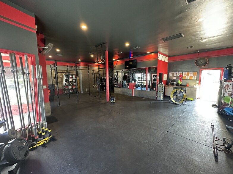 More Photos Of 12454 Magnolia Blvd, Valley Village General Retail For Lease