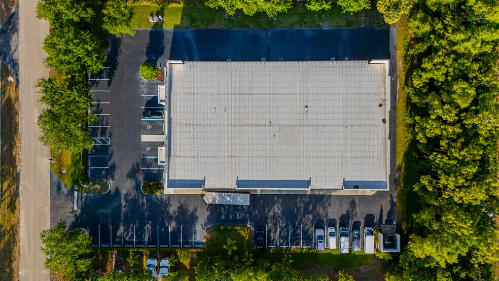 More Photos Of 3550 Westview Dr, Naples Showroom For Sale