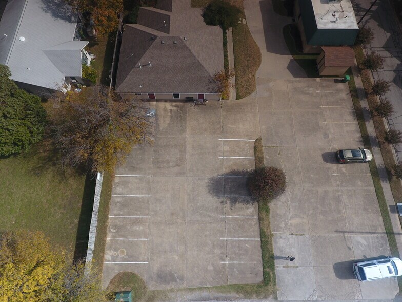 More Photos Of 1005 N Elm St, Denton Office For Lease