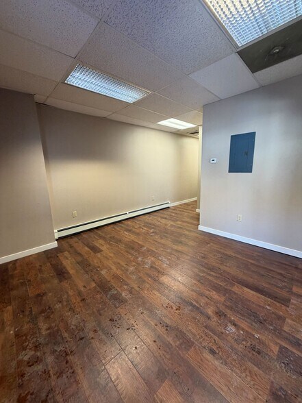 More Photos Of 72-74 Black Mountain Rd, Brattleboro Showroom For Lease