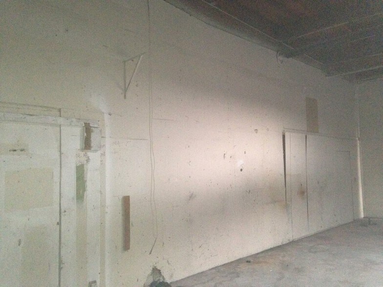 More Photos Of 188-290 W San Rafael Dr, Palm Springs Warehouse For Lease